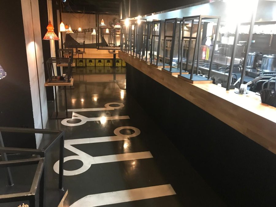 Sol en résine coulée à motifs dans un bar