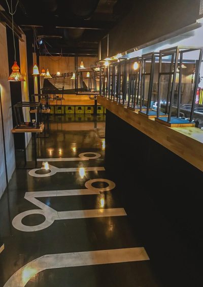 Sol en résine coulée à motifs dans un bar