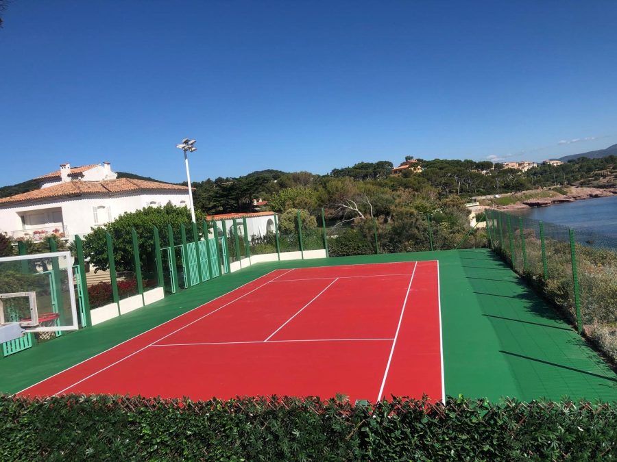 Court de tennis en résine