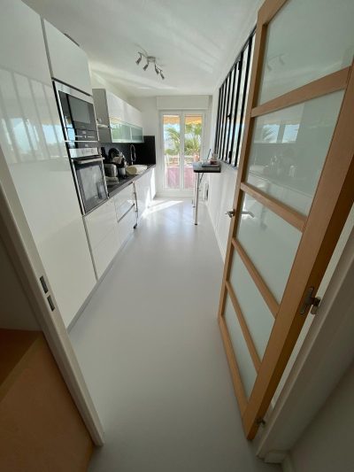 Sol de cuisine en résine coulée