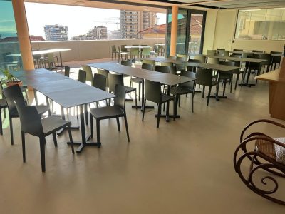 Sol en résine coulée dans une salle de restaurant