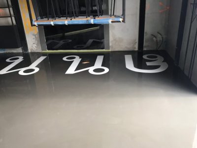 Sol en résine coulée à motifs dans un bar