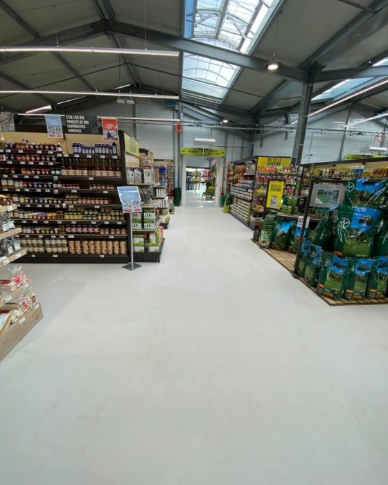 Sol en résine dans un magasin