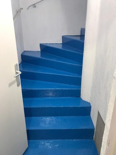 Escalier de service en résine bleue