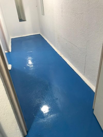 Couloir technique en résine bleue