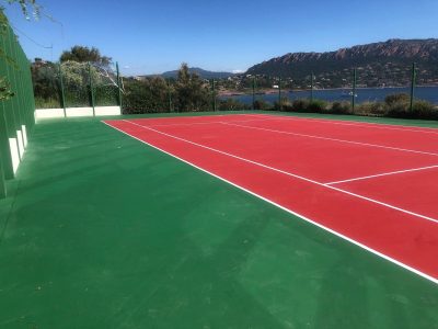 Court de tennis en résine
