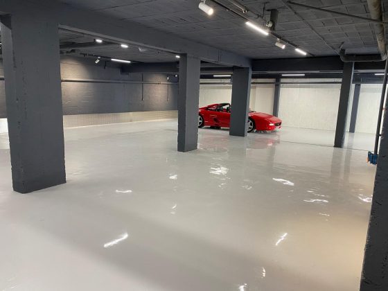 Sol en résine dans un garage de voitures de collection