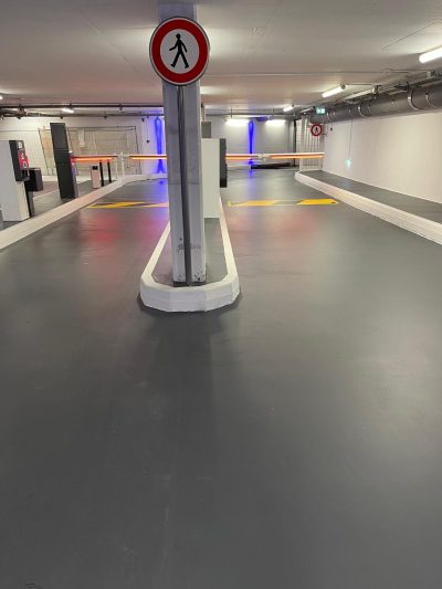 Sol de parking en résine avec marquage