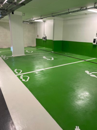 Places de parking en résine verte