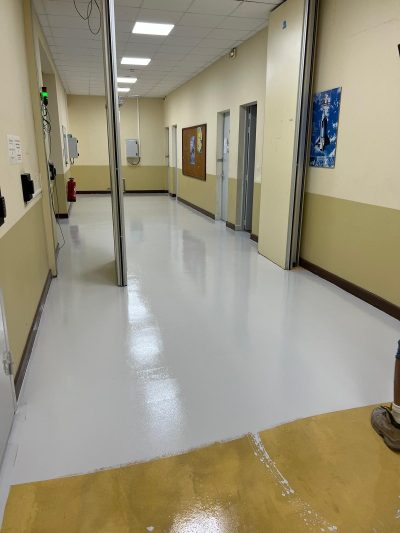 Couloir en résine dans un établissement