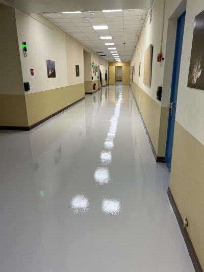 Couloir en résine dans un établissement