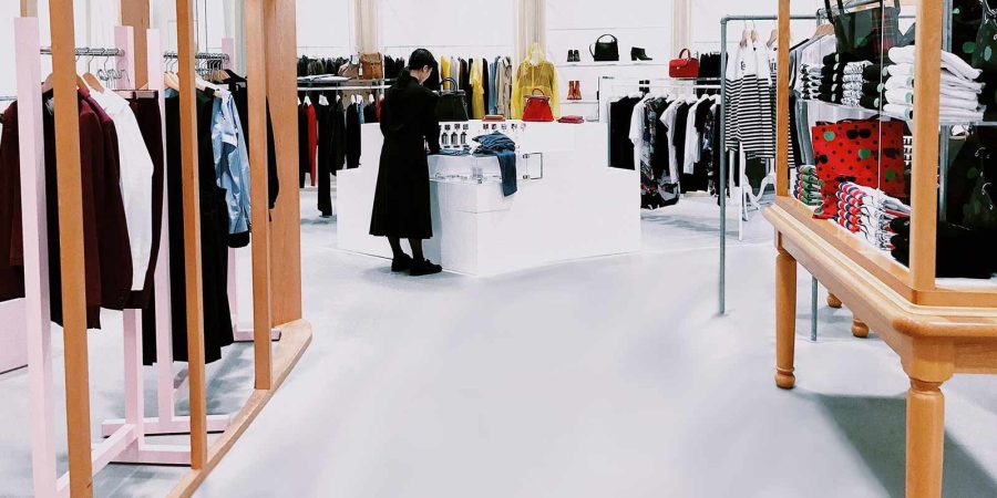 Sol en résine blanc dans une boutique