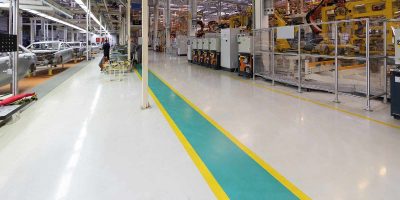Sol industriel en résine avec allée de circulation marquée