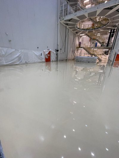 Sol antistatique en résine dans un site industriel