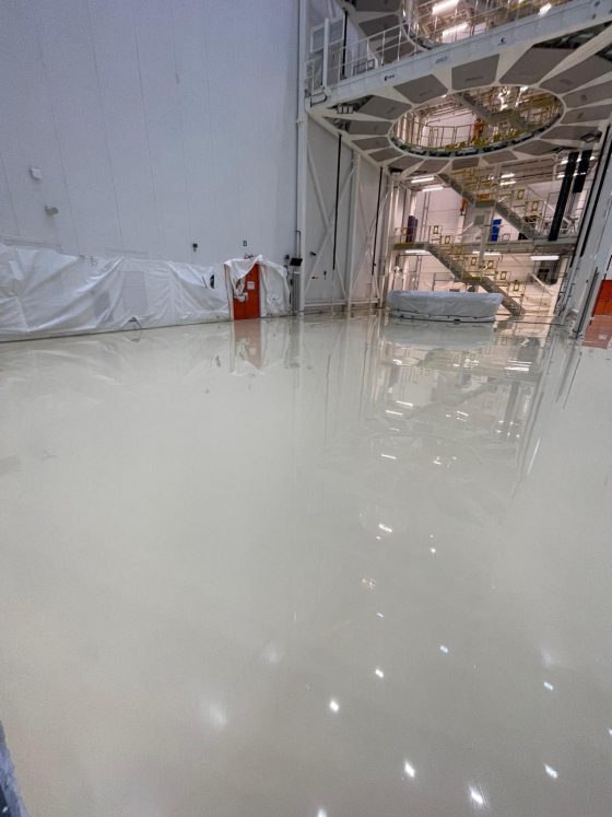 Sol antistatique en résine dans un site industriel