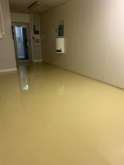 Sol antistatique en résine dans un site industriel