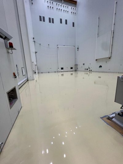 Sol antistatique en résine dans un site industriel