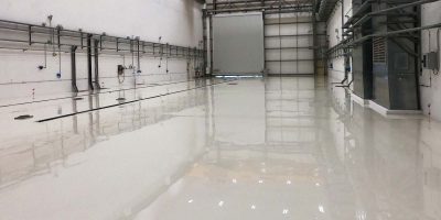 Sol antistatique en résine dans un site industriel