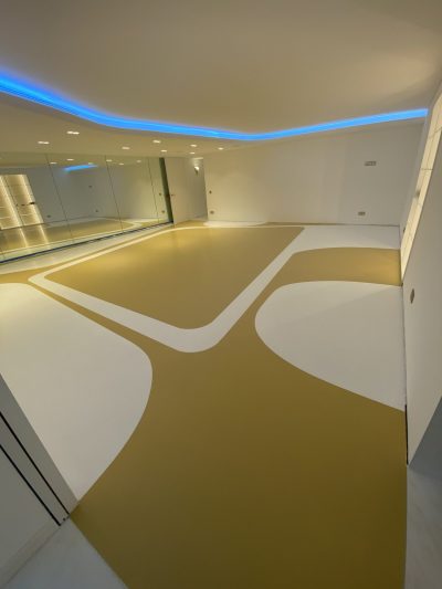Sol sportif en résine dans une salle privée
