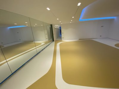 Sol sportif en résine dans une salle privée