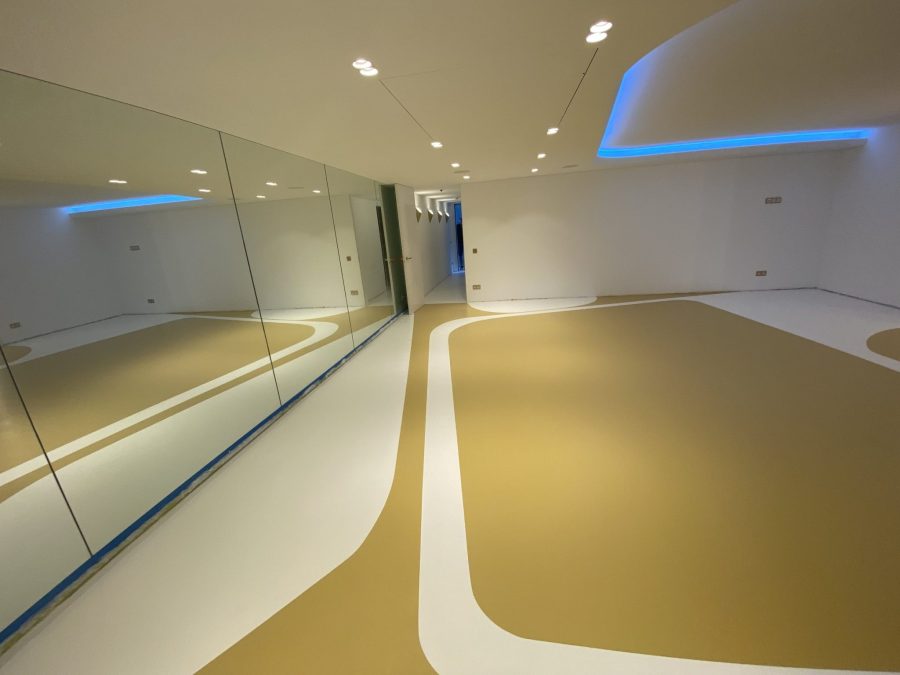 Sol sportif en résine dans une salle privée