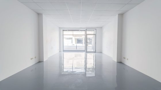 Le même local rénové avec un sol en résine époxy gris clair brillant
