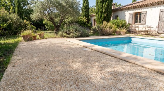 La même plage de piscine en moquette de pierre beige, continue et sans joints