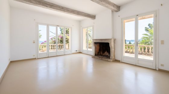 Le même séjour avec un sol en résine coulée couleur sable et des murs repeints
