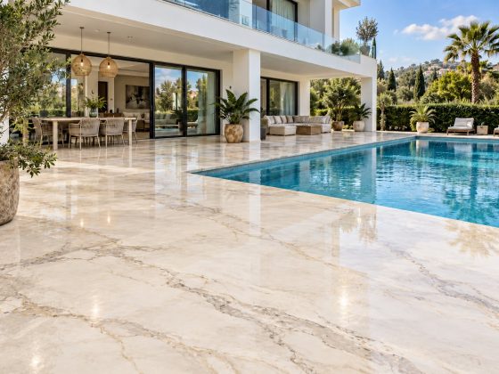 La même terrasse de piscine en résine coulée effet marbre, lisse et sans joints
