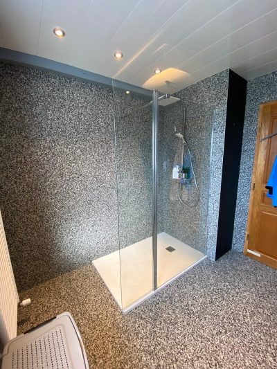 Douche en résine pailletée